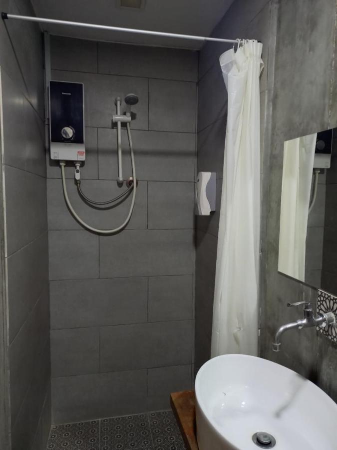 Hotel Lima.Tujoh Kuching Esterno foto