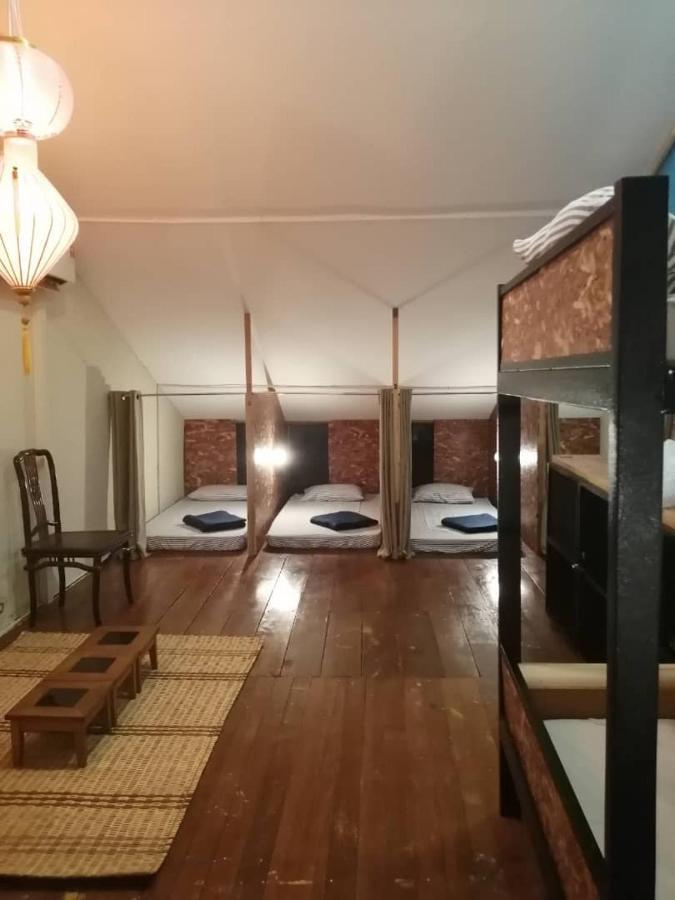 Hotel Lima.Tujoh Kuching Esterno foto