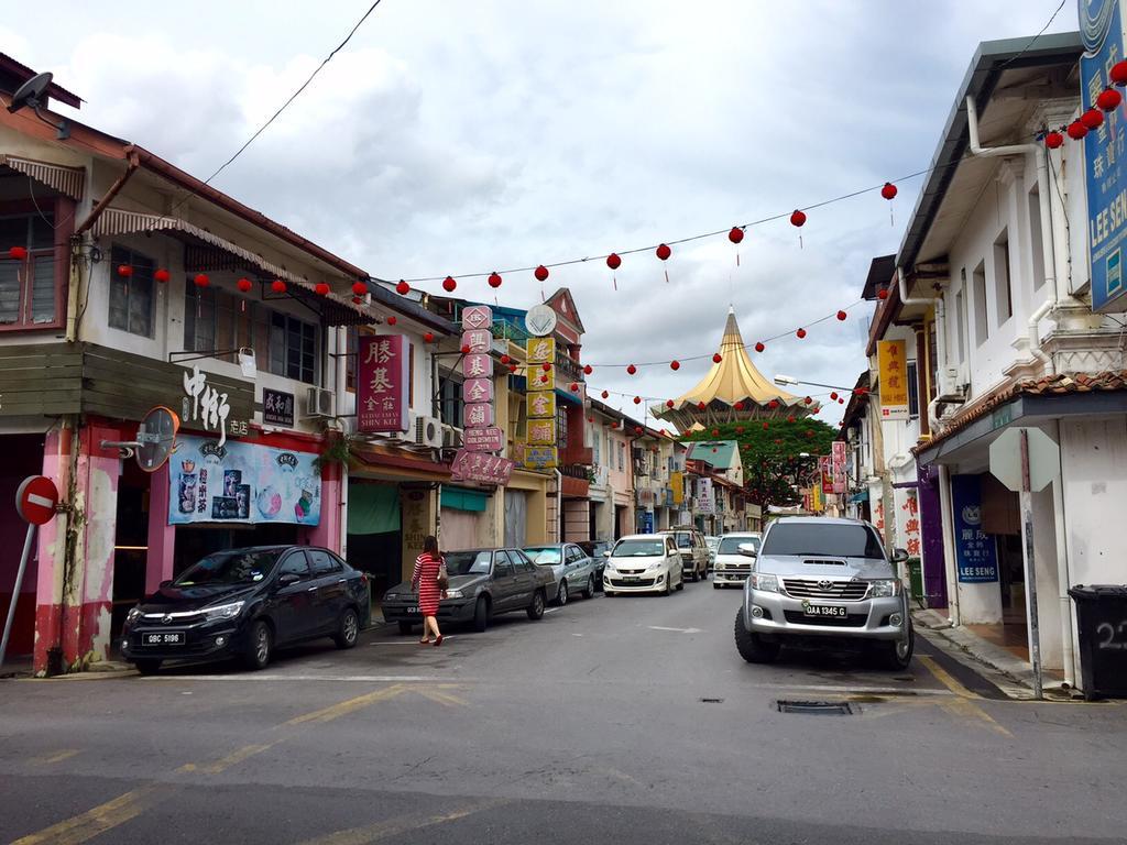 Hotel Lima.Tujoh Kuching Esterno foto
