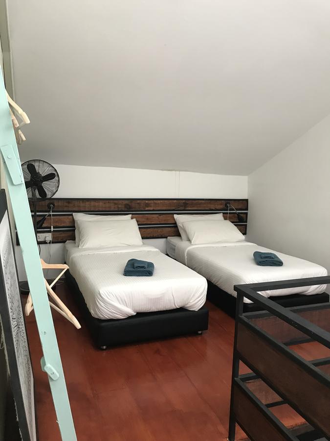 Hotel Lima.Tujoh Kuching Esterno foto